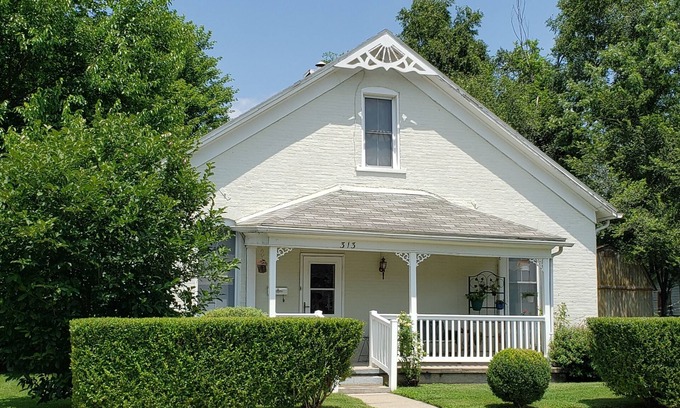 Sedalia House | Sleeps 9. Spacious home w/large fenced back yard. Fully-equip kitchen/laundry.