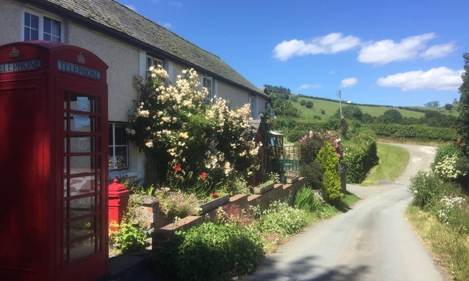 Oswestry Cottage | Sleeps 14-18. Hot tub, games room, woods