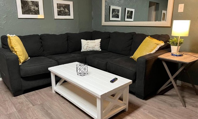Pittsburgh Condo | Sleeps up to 10! Large Condo w/6 Beds + WIFI!