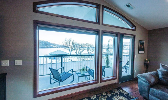 Pateros House | Sleeps up to 12! 4BD, 3BA Riverfront Guesthouse, Mountain & River Views!