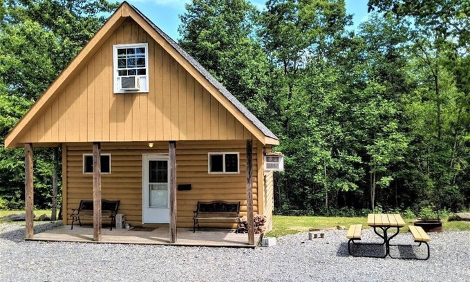 Victor House | Sleeps up to 8, kitchenette, full bathroom, air conditioned/heated, free WiFi