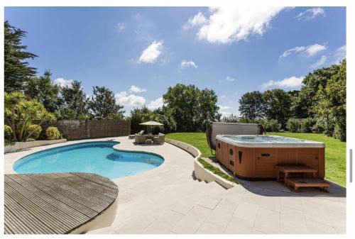 East Dean and Friston Villa | Sleeps10 18-Parking-Garden-Pool-HotTub-Balcony