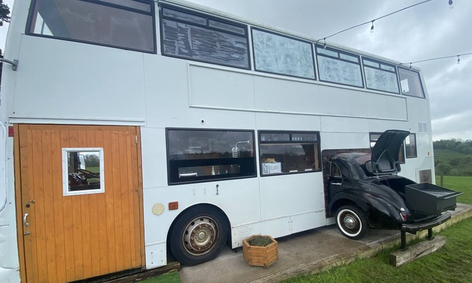 Enniskillen Villa | Sleeps18 / Hot Tub / Sauna / Double Decker Bus / Cinema / Pets Welcome