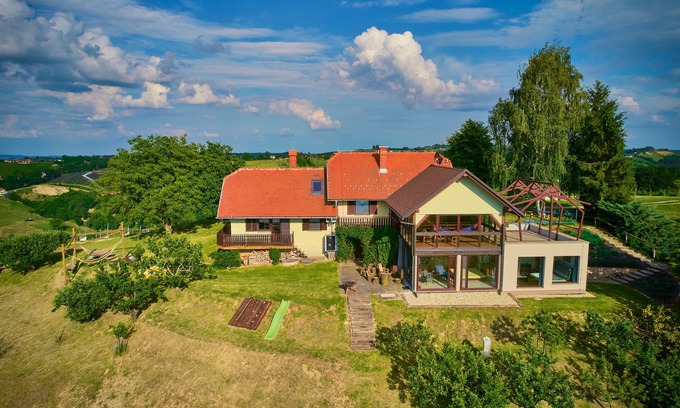 Ljutomer Cottage | Sleeps5-Wellness Spa- Hot Tub- Family Friendly