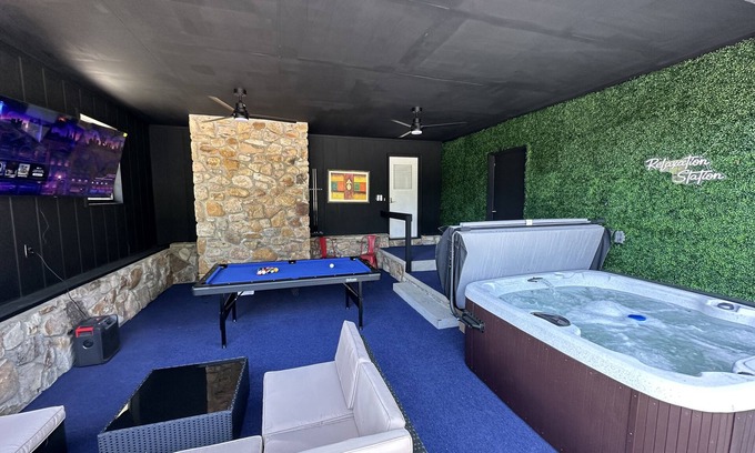 Sevierville House | Sleeps8 w/hot tub, pool table/fire pit, plenty of outdoor seating w/big yard