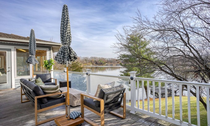Athens House | Sleepy Hollow by AvantStay | Lakefront, Pier, View