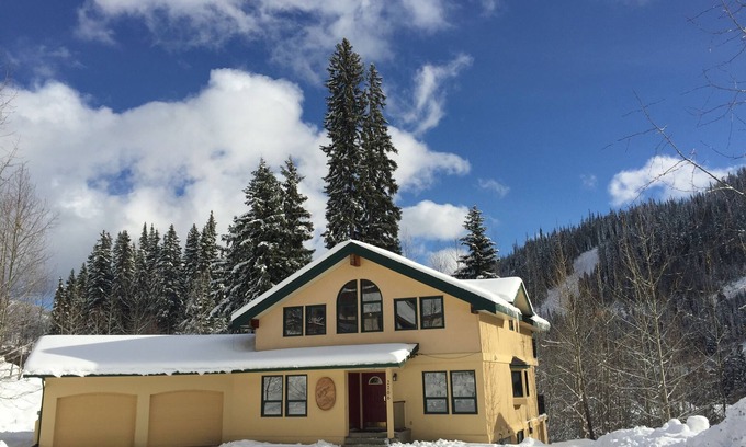 Sunburst Estates Ski Chalet | Sleepy Hollows Chalet Lower (at Sun Peaks Resort)