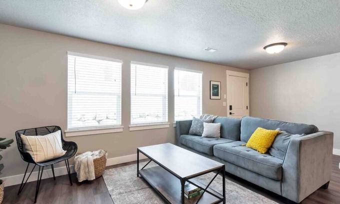 Vineyard Apartment | Sleepy Ridge Apt, Self Check-In, Parking