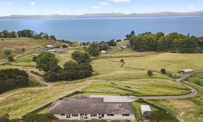 Whakatiwai House | SLICE OF HEAVEN IN KAIAUA WITH SEA VIEWS - BEACH & PARK WITHIN WALKING DISTANCE
