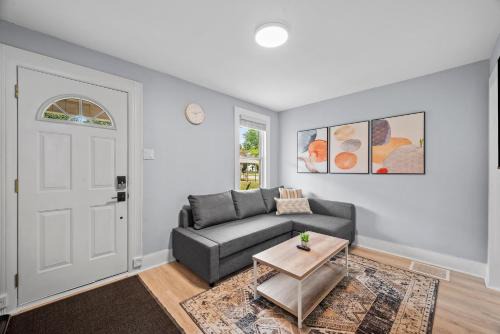 Natrona Heights Apartment | Slick&Spacious 2 Bdr Apt Natrona Hts