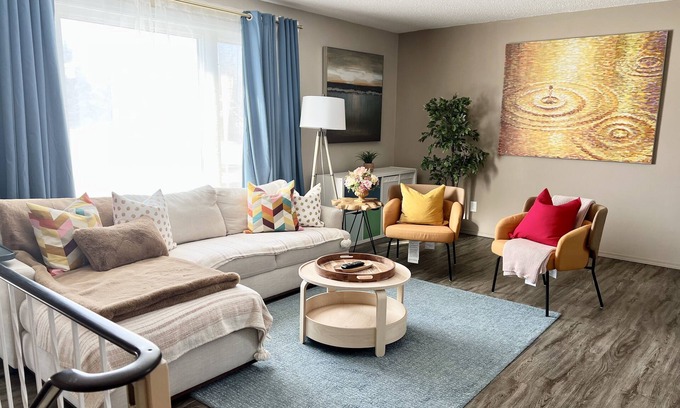 Southeast Edmonton Apartment | Slip Away to the Galaxy ♥ 10min to DT & UoA ♥ Baby Friendly ♥ Free Parking