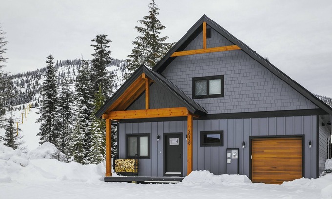Hemlock Valley Ski Chalet | Slope Side Retreat with 5 BR, Hot Tub and Amazing Views
