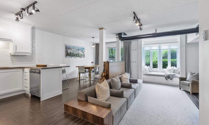 The Blue Mountains Condo | Slope View Chalet - Walk to the Village/Patio