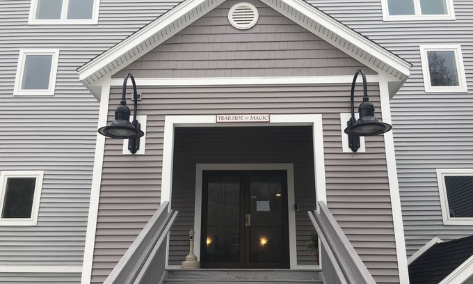 Londonderry Condo | Slopeside 2BR 2BTH Condo at Magic Mountain