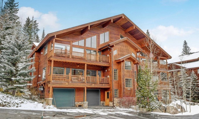 Old Town House | Slopeside Luxury Chalet 113 D I Hot Tub I Great Views I Best Price I Discounted Attractions
