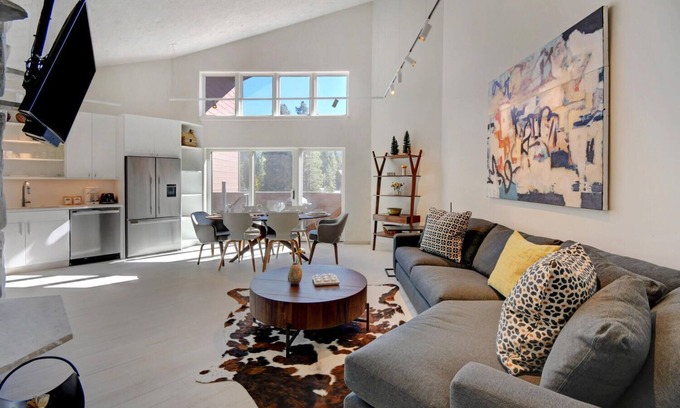 Old Town House | Slopeside River Front Luxury Condo 15 I Hot Tub I Views I Best Price I Discounted Attractions