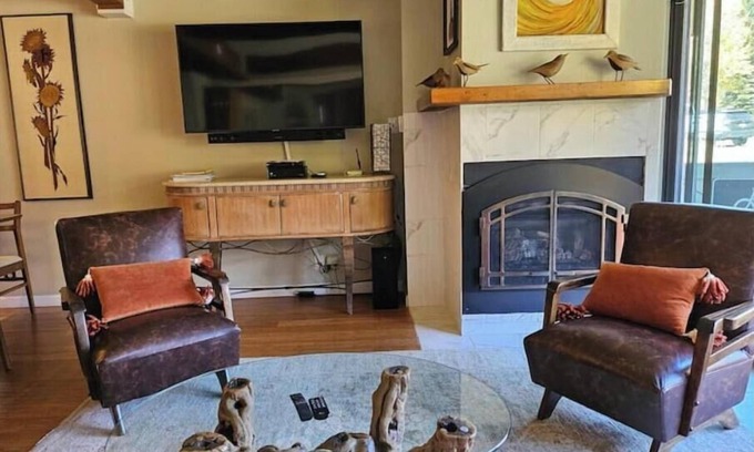 Crested Butte Condo | Slopeside Serenity: Hot Tub, Fireplace, Mountain Views—Walk or Shuttle to Lift