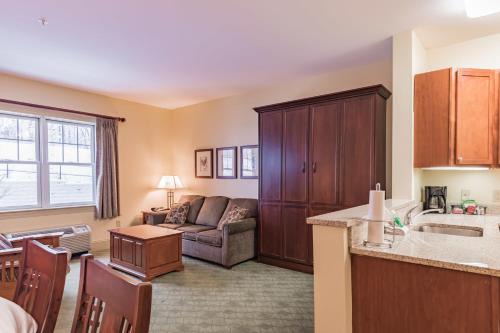 Hunter Apartment | Slopeside Ski-In/Ski-Out ; HotTub ; 2 Room 2 Bath