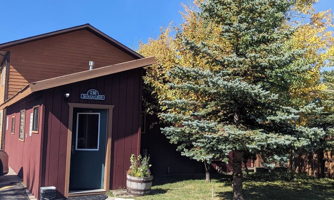 West Yellowstone Cabin | Slough Creek Cabin 130, Comfy 2 Bedroom 1 Bath 2 Minutes to Yellowstone Entrance
