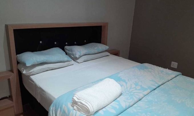 Greater Johannesburg Metropolitan Area House | Slumberlake Guest House Offering Free Wifi and Secure Parking Space + Breakfast.