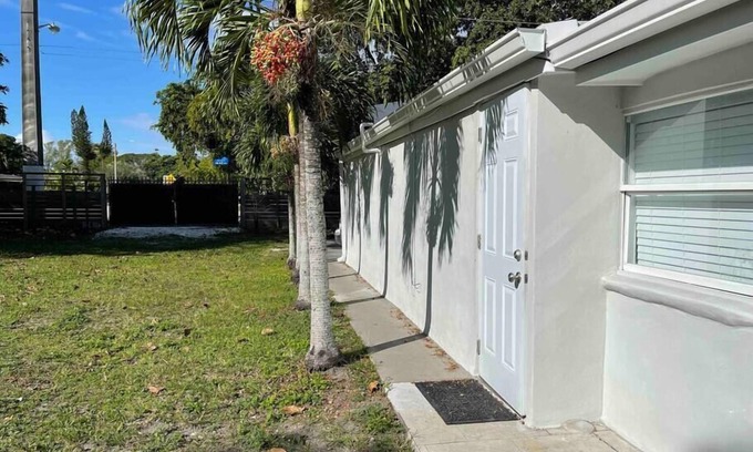 South Miami House | SM La Blanca Cheerful 1 Bedroom and Patio