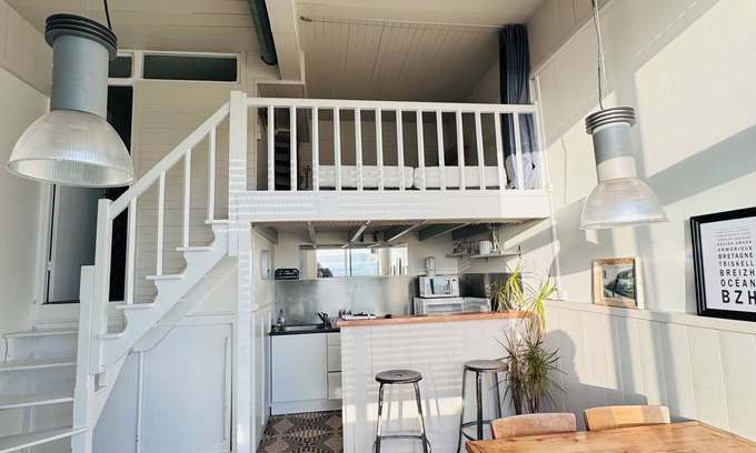 Saint-Michel-en-Greve Apartment | Small apartment with sea view