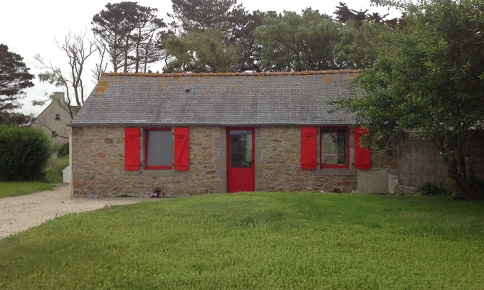 Lampaul-Plouarzel Cottage | Small Breton house 2 steps from the sea with terrace and large garden.