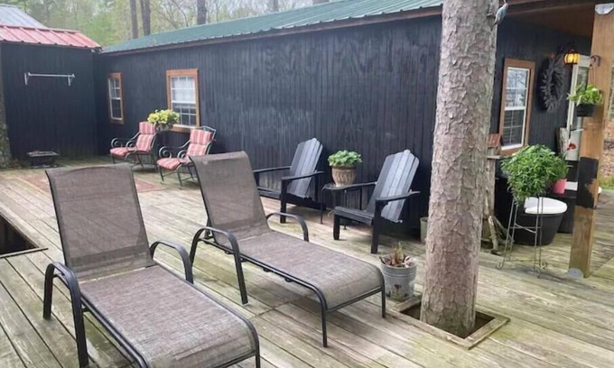 Russellville Cabin | Small cabin right on the lake !