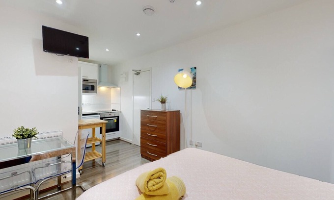 Mapesbury Apartment | Small cosy Studio flat