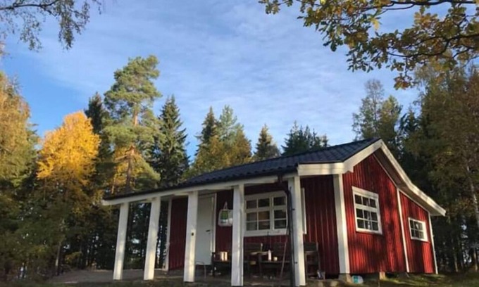 Varnamo Municipality Cottage | Small cottage with 20 m to Lake Hindsen