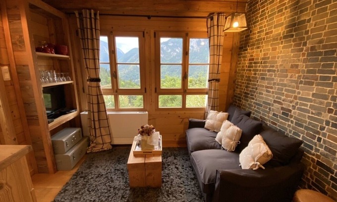 Le Petit-Bornand-les-Glieres Cottage | Small cozy n'est perched in the mountains