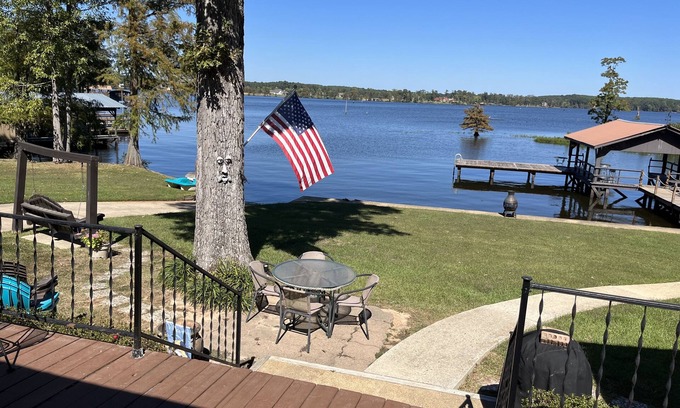 Farmerville House | Small Families and Fishermen welcome! Boat ramp/fire pit/kayaks.