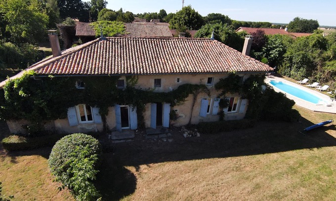 Clussais-la-Pommeraie House | Small farm, capacity of 14 people, private swimming pool, near Futuroscope.