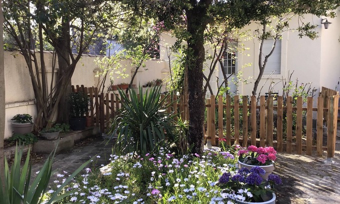 Cadereau House | Small flowered house with private garden near town center