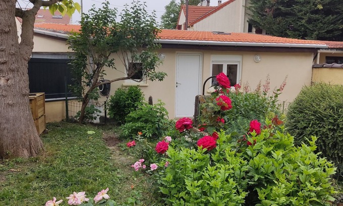 Villeneuve-la-Garenne House | Small house with flower garden on the banks of the Seine