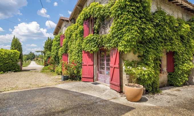 Arveyres House | Small House "Bel En Rouge" with Shared Terrace, Shared Garden and Wi-Fi