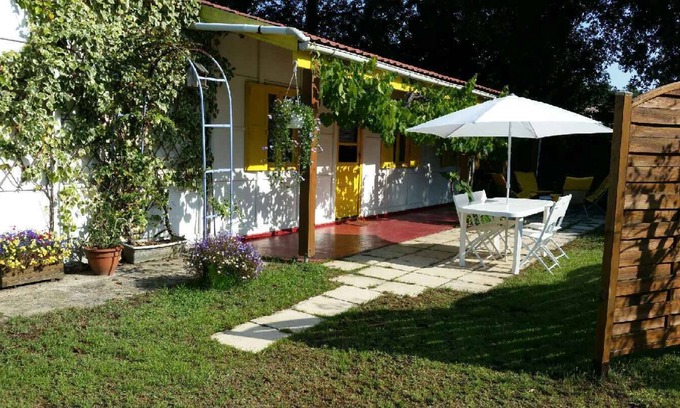 Labenne House | Small house in park with large pool