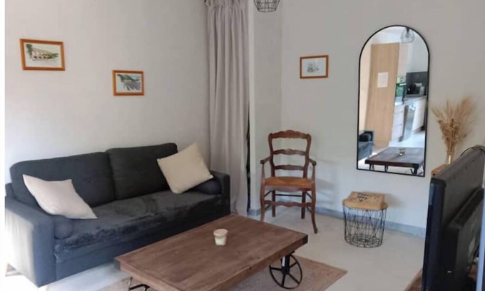 Collias House | Small house with wooded garden