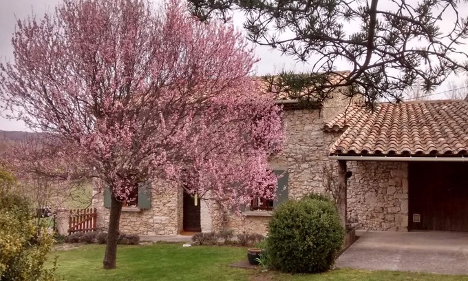 Monieux House | Small Provencal mas in local stone surrounded by nature.
