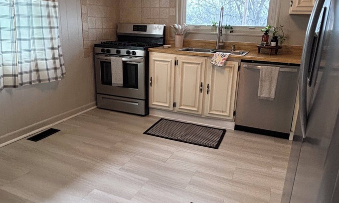 Beckley House | Small Quaint 2-bedroom house in Beckley with WiFi.