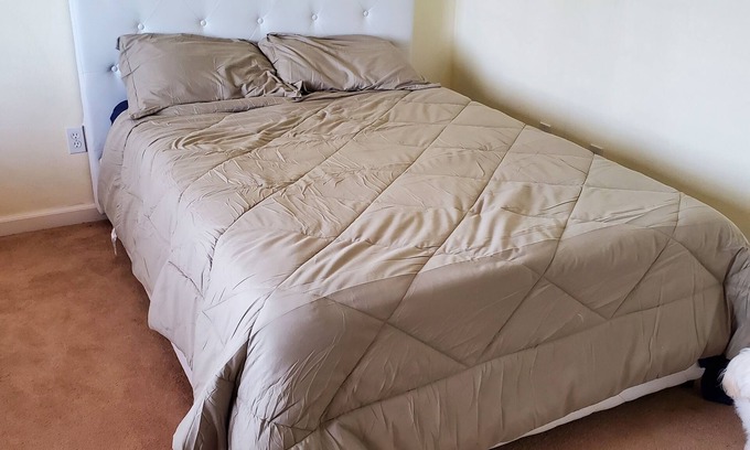 Five Oaks House | Small Room With A Full-size Bed