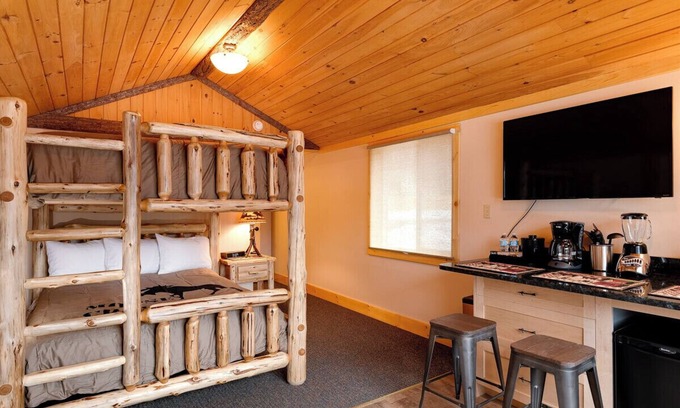 Lake Placid Cabin | Small Standalone Cabin w/2 queen beds + kitchenette