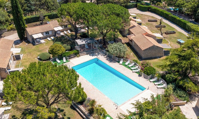 La Roque-sur-Pernes Condo | Small T2 cottage in provencal style