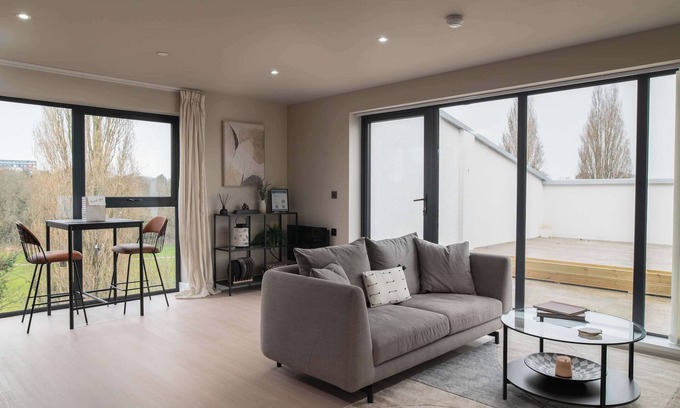 Bloxwich Apartment | Smart 1 Bed Apartment in Birmingham w Roof Terrace