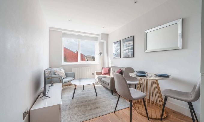 Eastleigh Apartment | Smart 1 Bed Apartment in Eastleigh Town Centre
