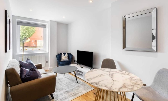Eastleigh Apartment | Smart 1 Bed Apartment in the Heart of Eastleigh