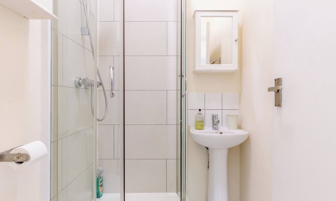 Stroud Green Apartment | Smart 1BD Flat, 6 Mins from Finsbury Park