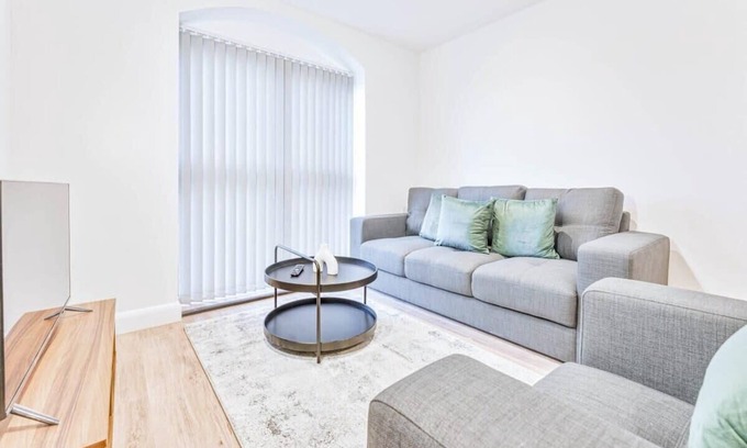 Burton on Trent Apartment | Smart 2 Bed Apartment in Burton-on-Trent