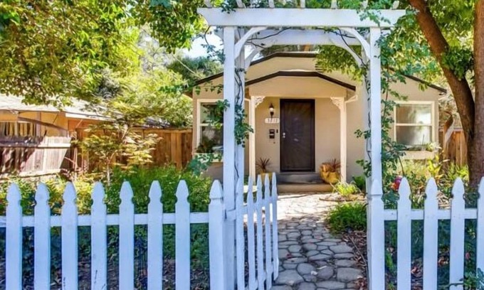 Southeastern Sacramento House | Smart, Eclectic ART HOUSE near the beat.