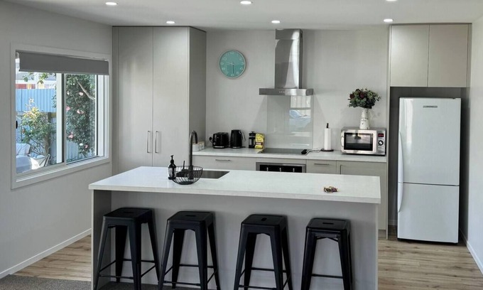 Napier House | Smart New Home, 5m Walk to Shops